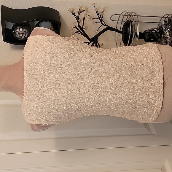 Front Street Size S, sleeveless top. Lace top with embroidered 'squiggles'. - Picture 5 of 7